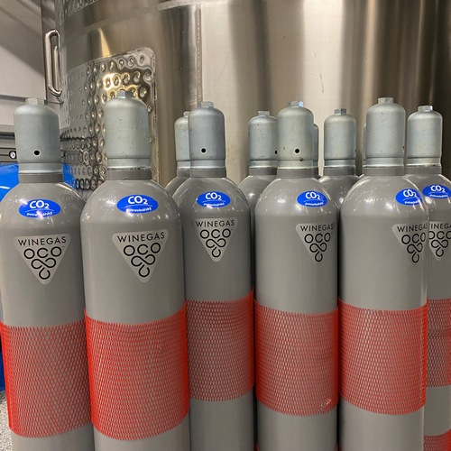 Šedé tlakové lahve s etiketou CO₂ a logem WineGas